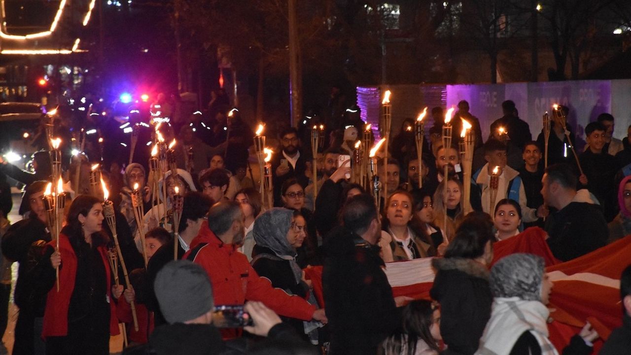 Van'ın Düşman İşgalinden Kurtuluşunun 107. Yıl Dönümü Fener Alayıyla Kutlandı
