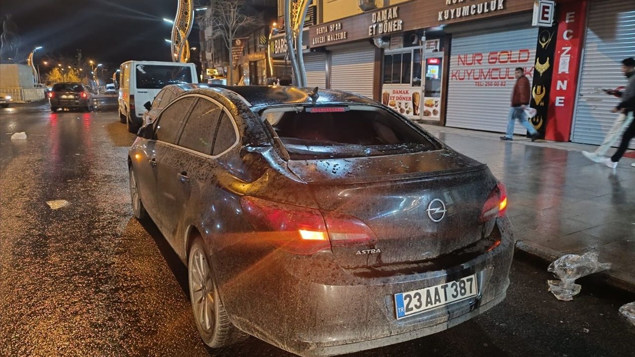 Van ve Hakkari'de Şiddetli Rüzgar, Binaların Çatısını Uçurdu