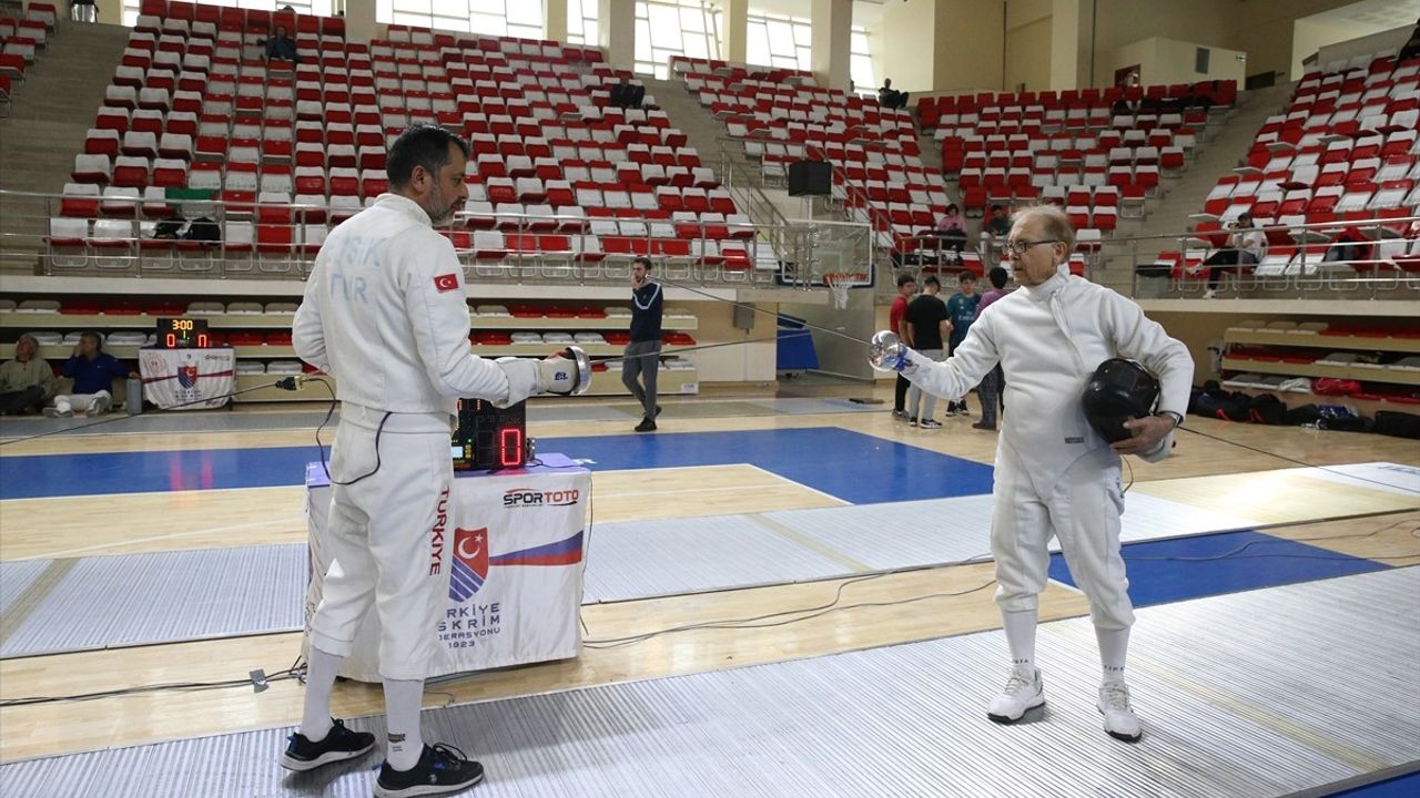 Veteran Eskrimci Mahmut Mete Gür, Yetişkinler Arasında Eskrimin Yaygınlaşması İçin Mücadele Ediyor