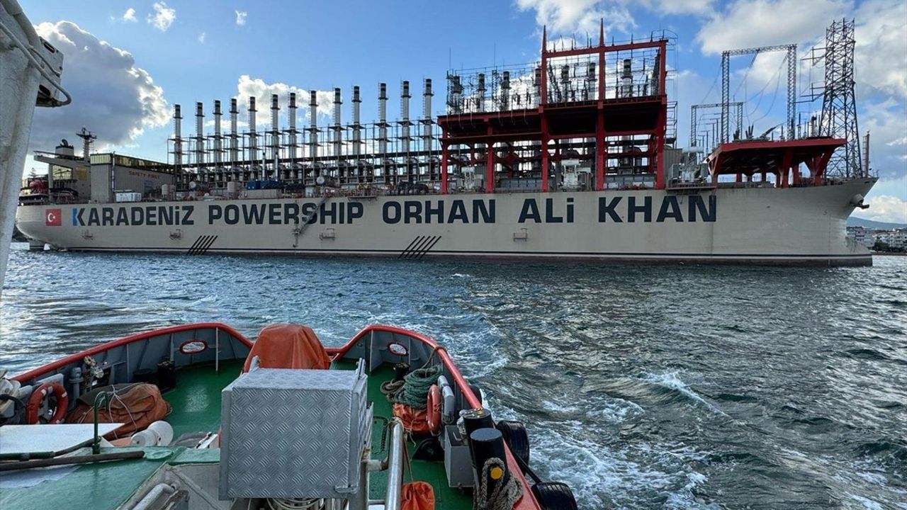 Yalova'da Karaya Oturan Enerji Gemisi İçin Kurtarma Çalışmaları Devam Ediyor