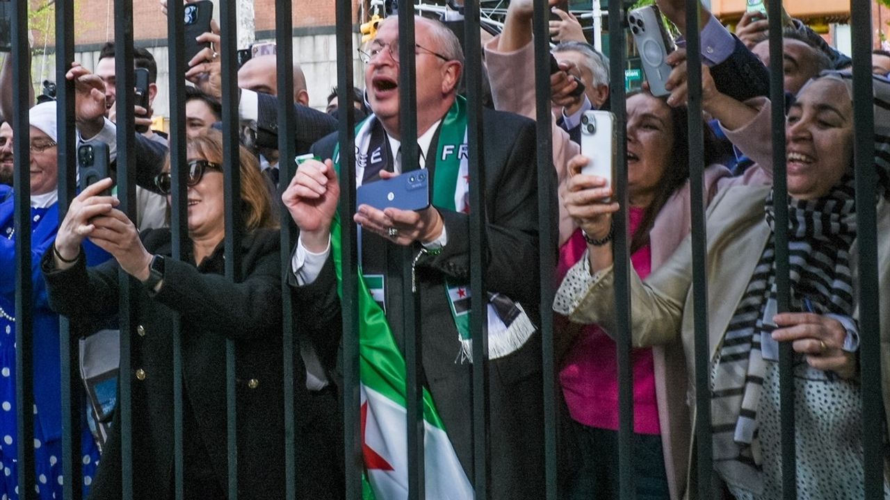 Yeni Suriye Bayrağı, BM Merkezinde Göndere Çekildi