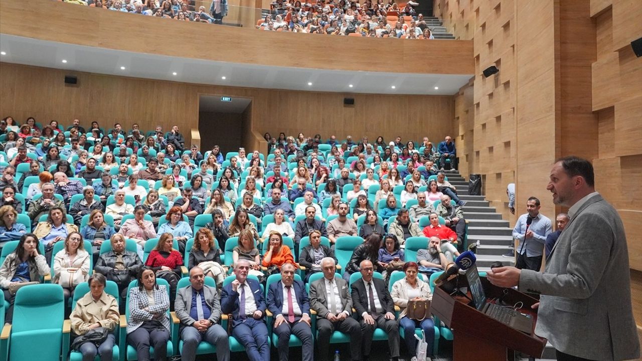 Yeşilay Genel Başkanı Mehmet Dinç, İzmir'de Öyküsel Terapiyi Anlattı