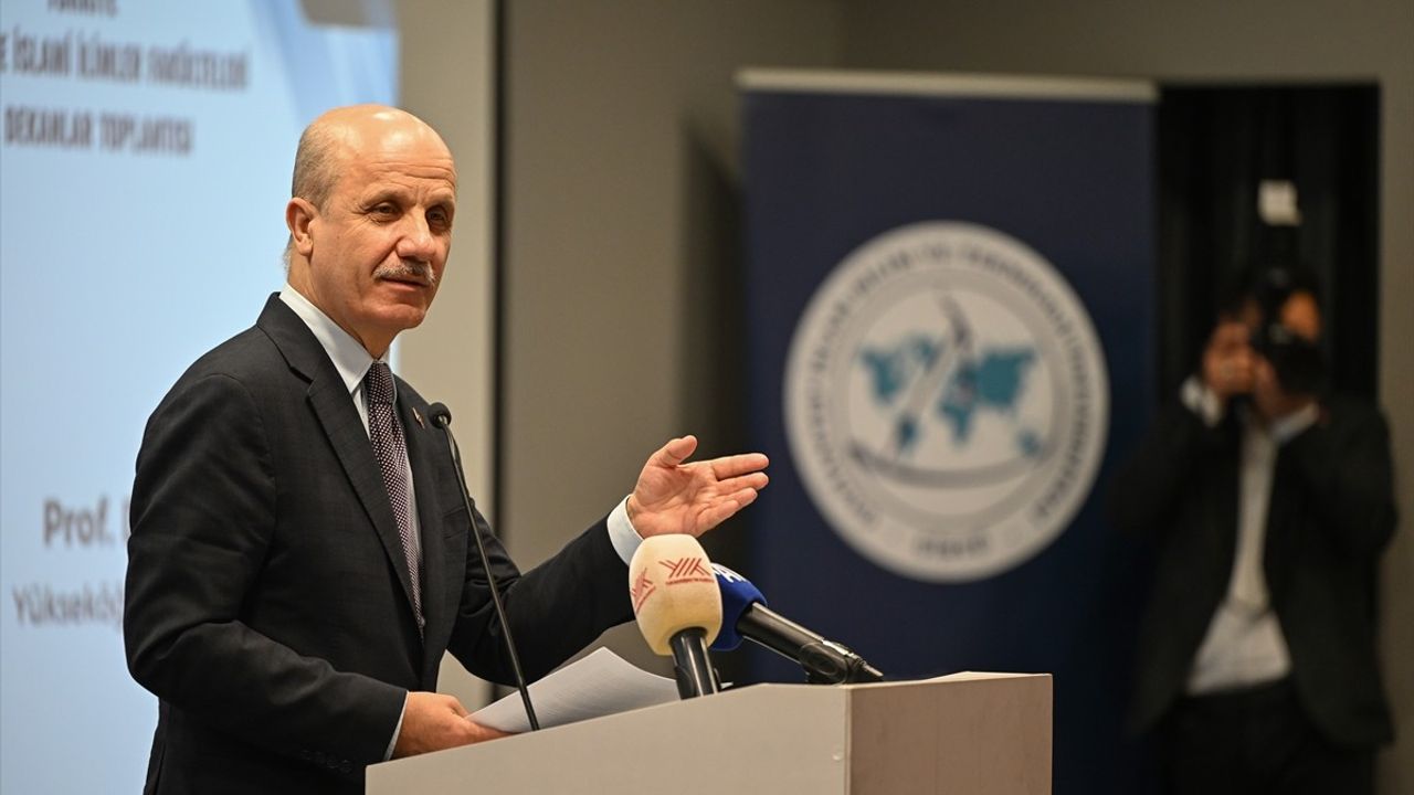 YÖK Başkanı Özvar, İlahiyat Fakülteleri İçin Yeni Dil Programlarını Duyurdu