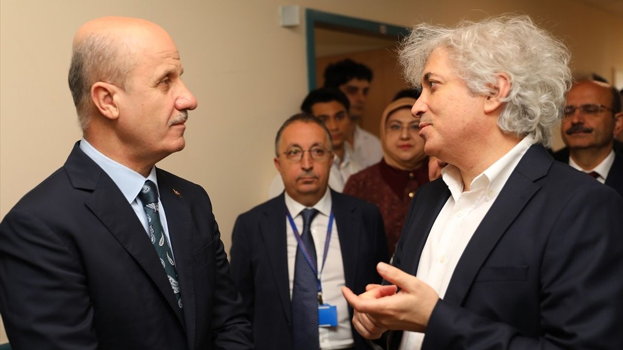 YÖK Başkanı Özvar, Ukraynalı Myhailo Popazav'ı Akdeniz Üniversitesi Hastanesi'nde Ziyaret Etti