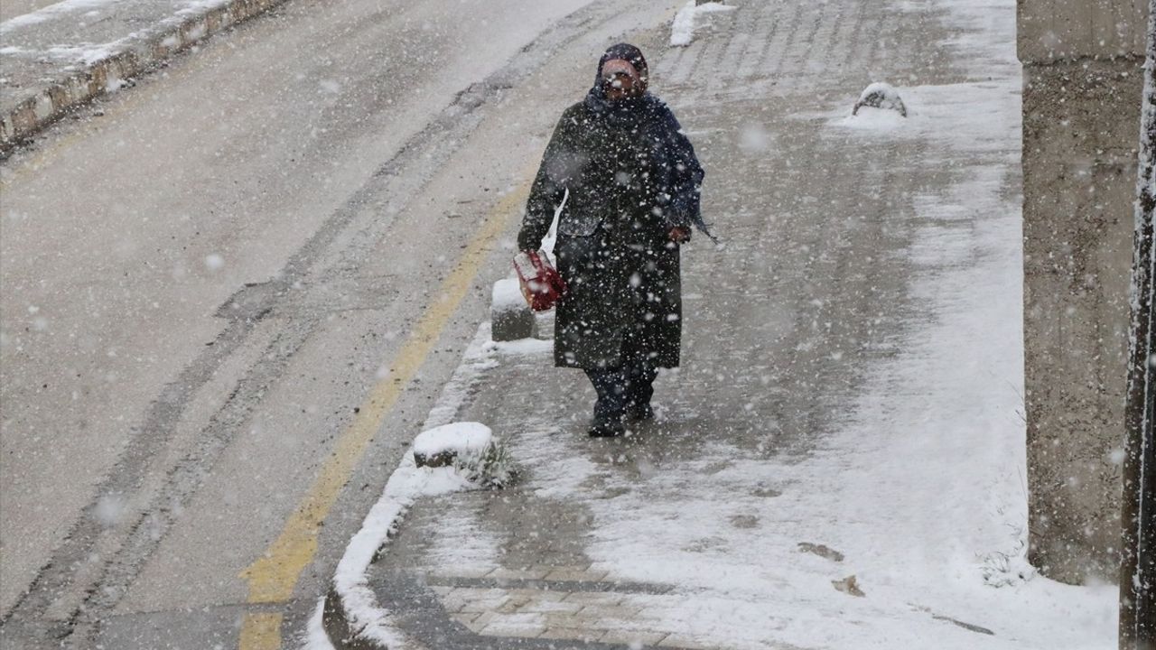 Yozgat’ta Kar Yağışı Etkili Oluyor
