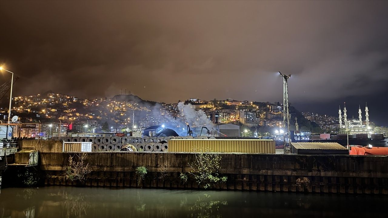 Zonguldak'ta TTK Limanında İş Makinesi Yangını Kontrol Altına Alındı