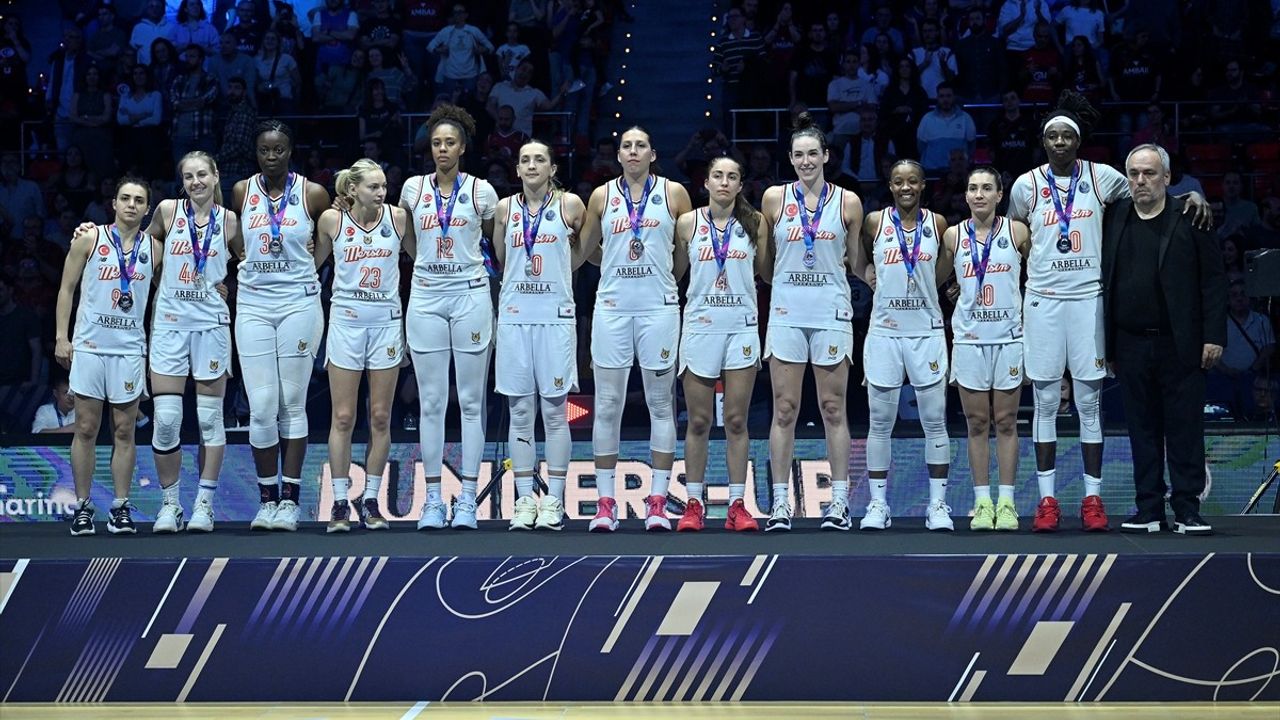 ZVVZ USK Prag Kadın Basketball Takımı, FIBA Avrupa Ligi'nde Şampiyonluğunu Kutladı