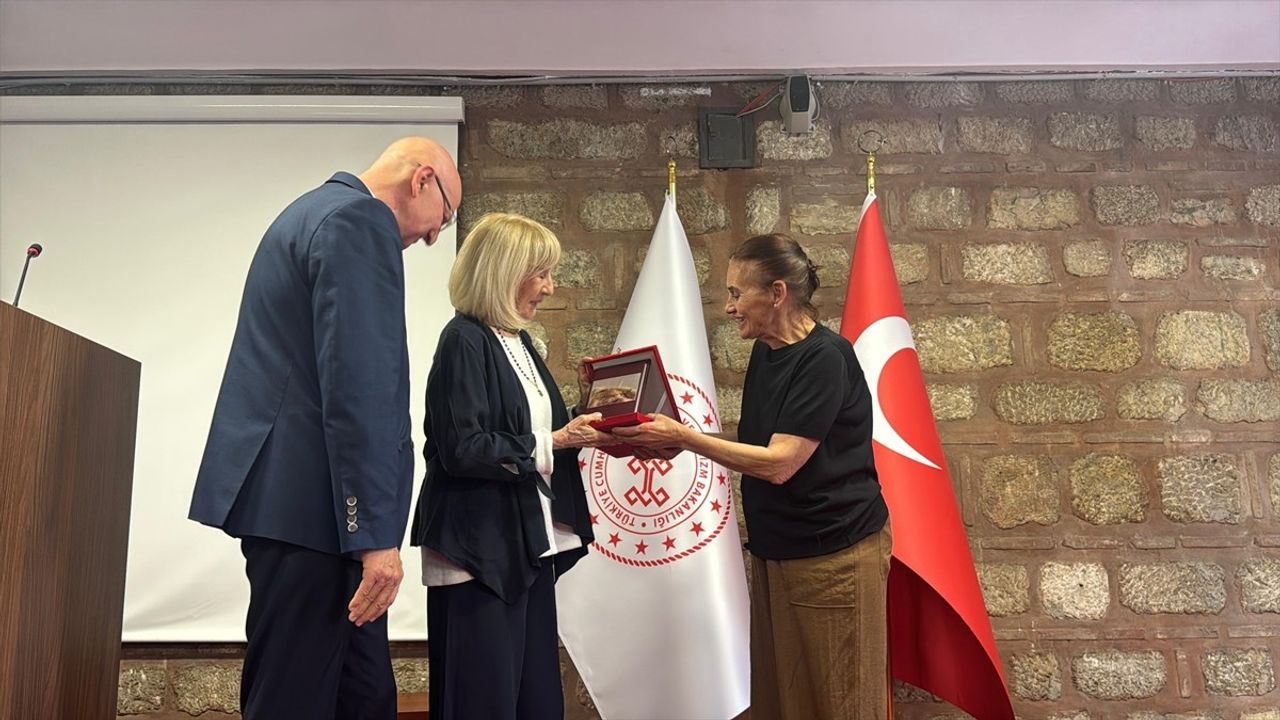 54. Orhan Kemal Roman Armağanı Ayşe Kulin'e Takdim Edildi