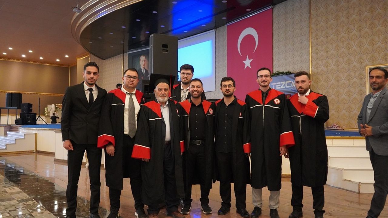 71 Yaşındaki Ziraat Yüksek Mühendisi, Dördüncü Üniversitesinden Mezun Oldu