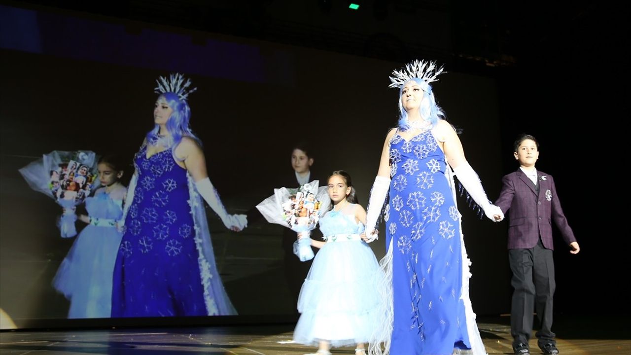 8. Uluslararası Denizli Cam Bienali'nde Cam Eserler Giyilerek Sergilendi