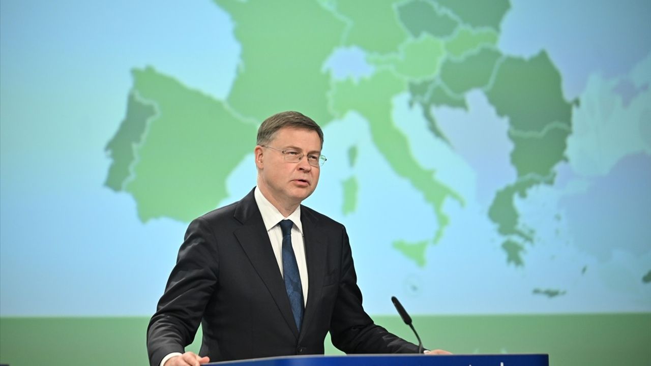 AB, 2025 Yılı Ekonomik Büyüme Tahminini Aşağı Yönlü Revize Etti