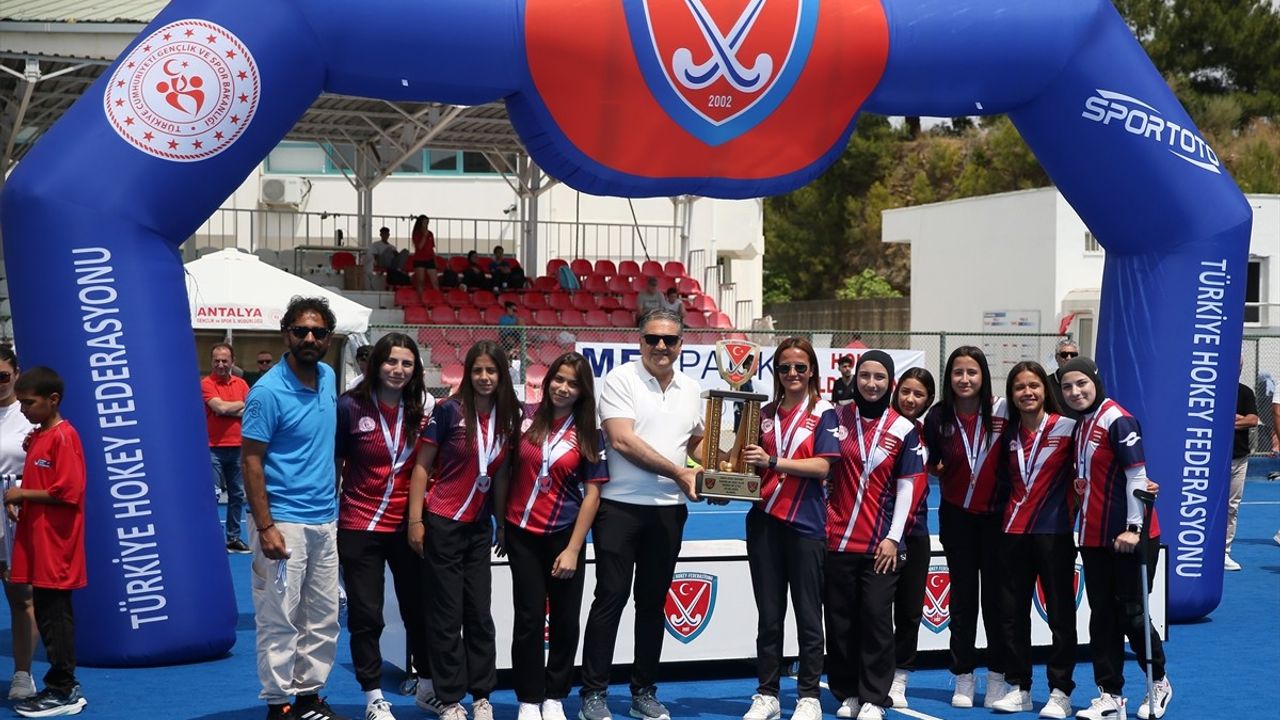 Açık Alan Hokeyi Süper Ligi Şampiyonları Kupalarını Aldı