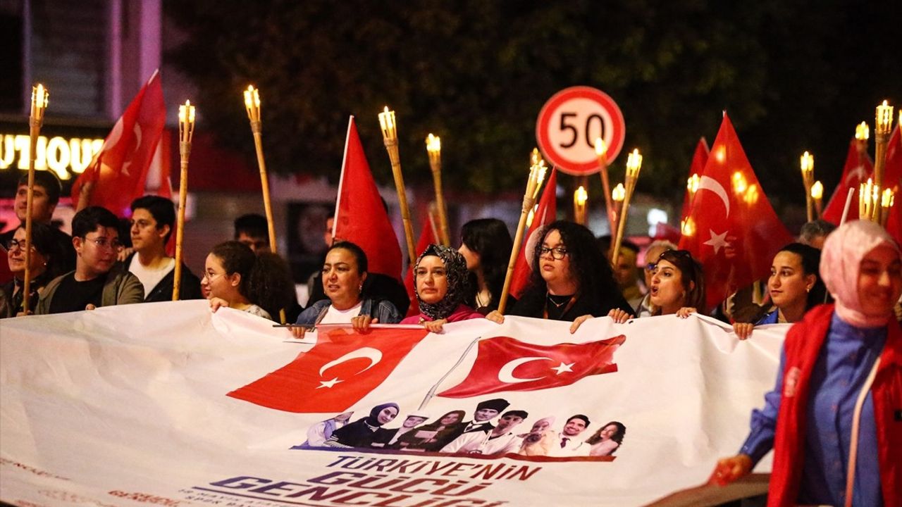 Adana'da Gençlik Haftası Kapsamında Fener Alayı Etkinliği Gerçekleştirildi