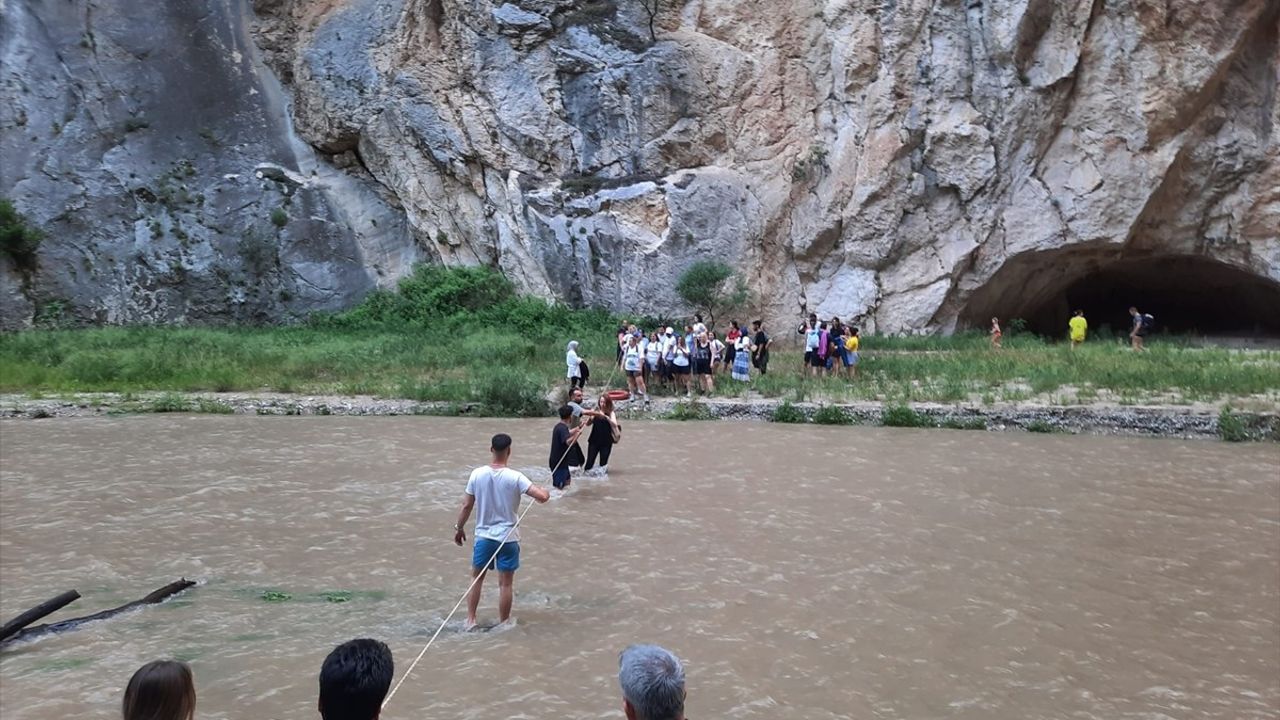 Adana'da Kapıkaya Kanyonu'nda Mahsur Kalanlar Kurtarıldı