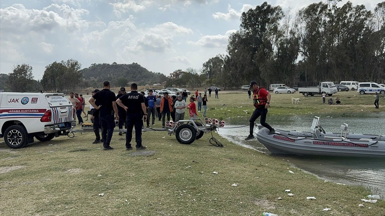 Adana'da Seyhan Baraj Gölü'nde Kaybolan Genç İçin Arama Çalışmalarına Ara Verildi