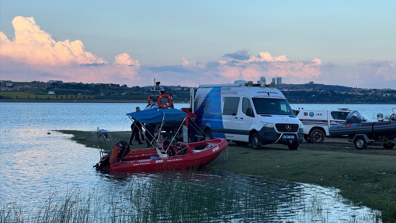 Adana'da Seyhan Baraj Gölü'nde Kaybolan Gencin Arama Çalışmalarına Ara Verildi