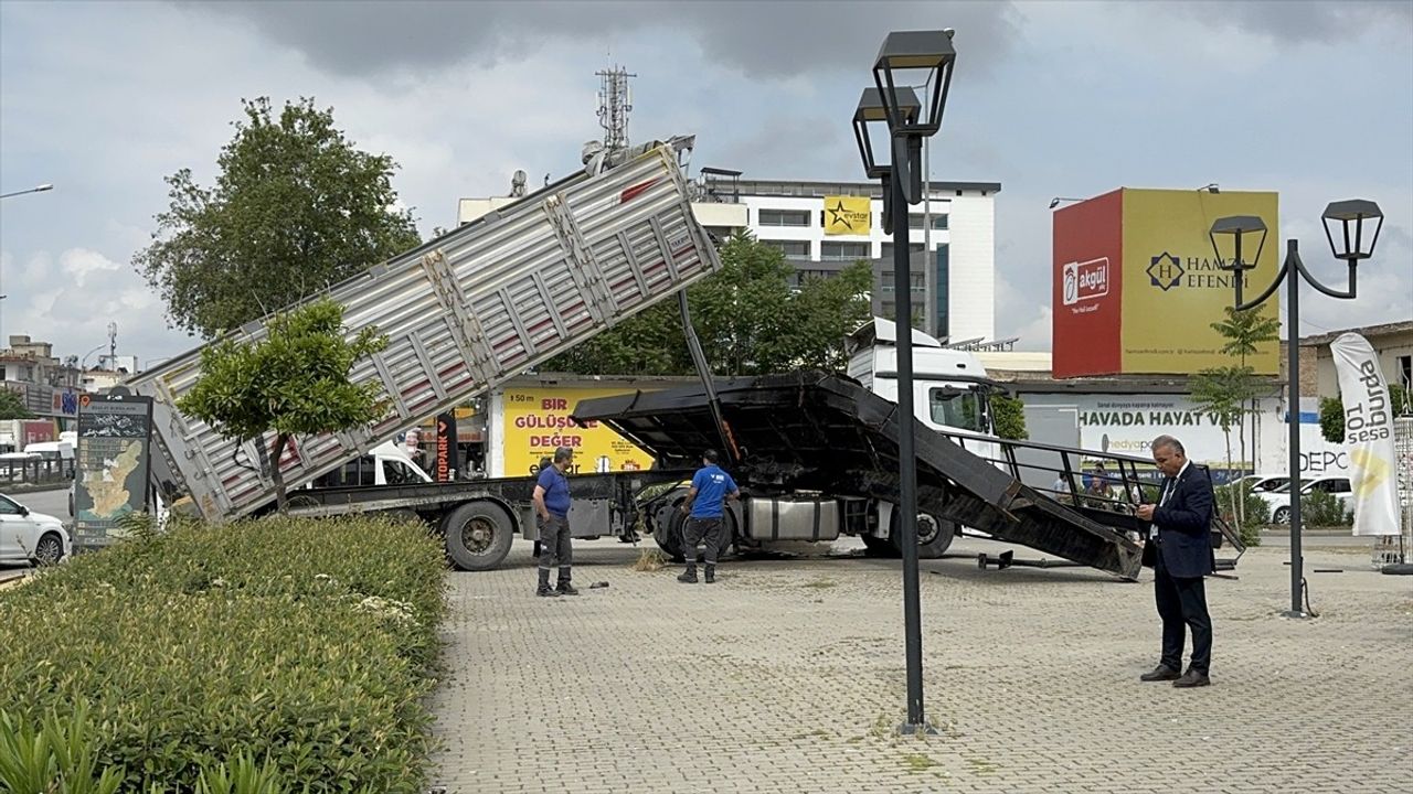 Adana'da Tırın Damperinin Çarptığı Üst Geçit Yıkıldı