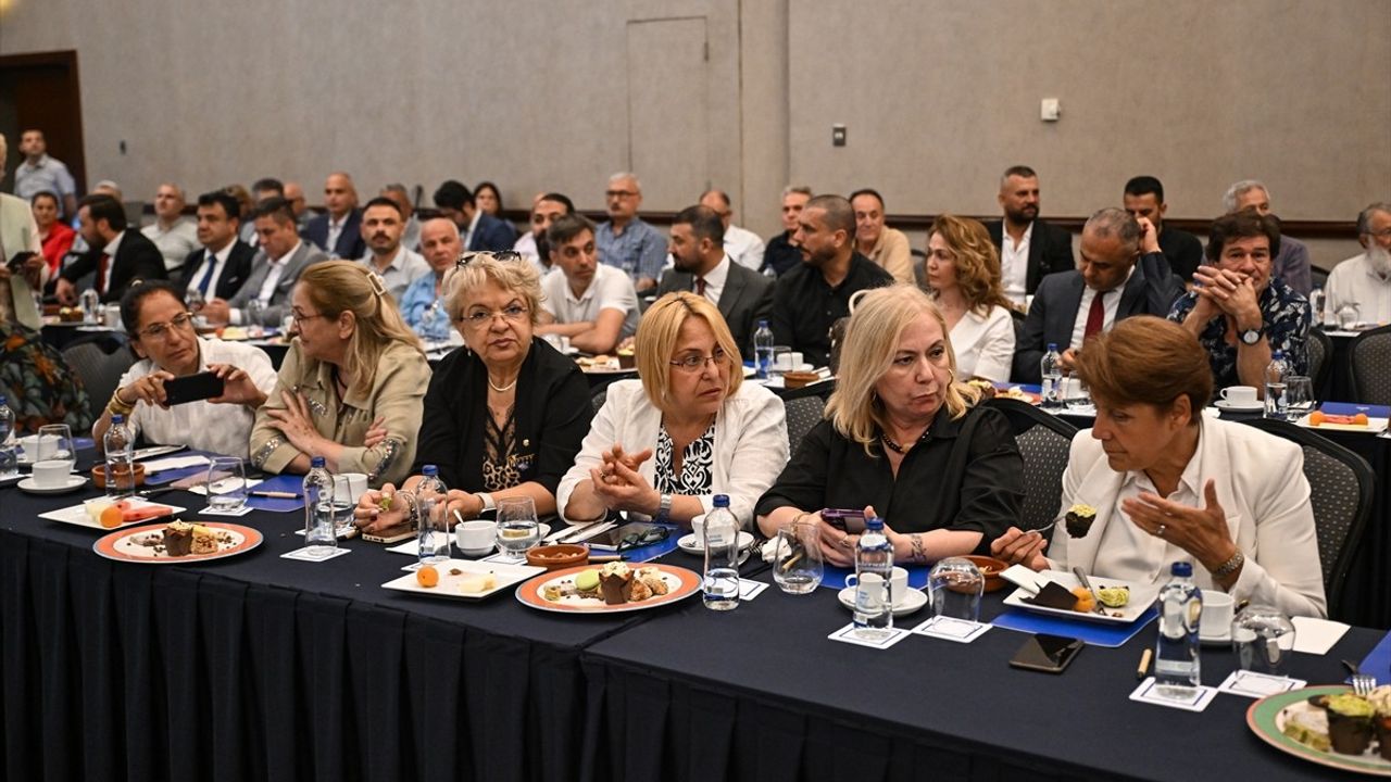 Adana'da 'Türkiye Sohbetleri' Toplantısı Gerçekleştirildi