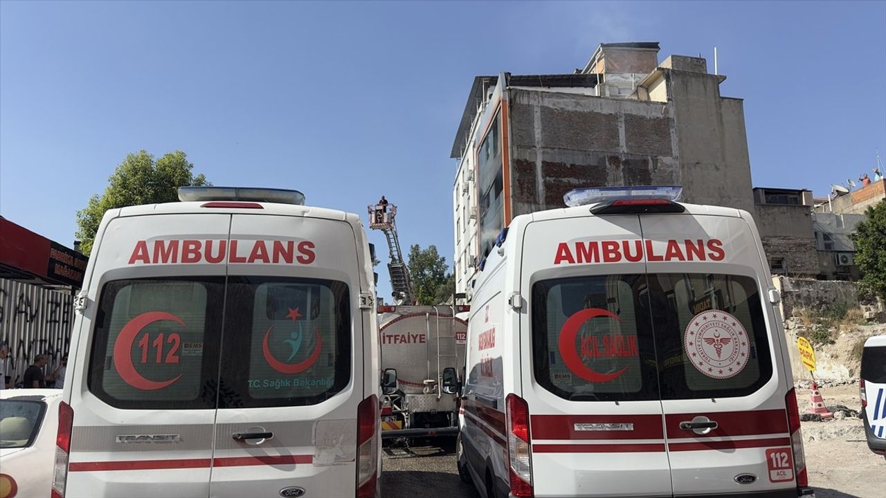 Adana'da Yastık İmalathanesinde Yangın Çıktı, İki Kişi Yaralandı