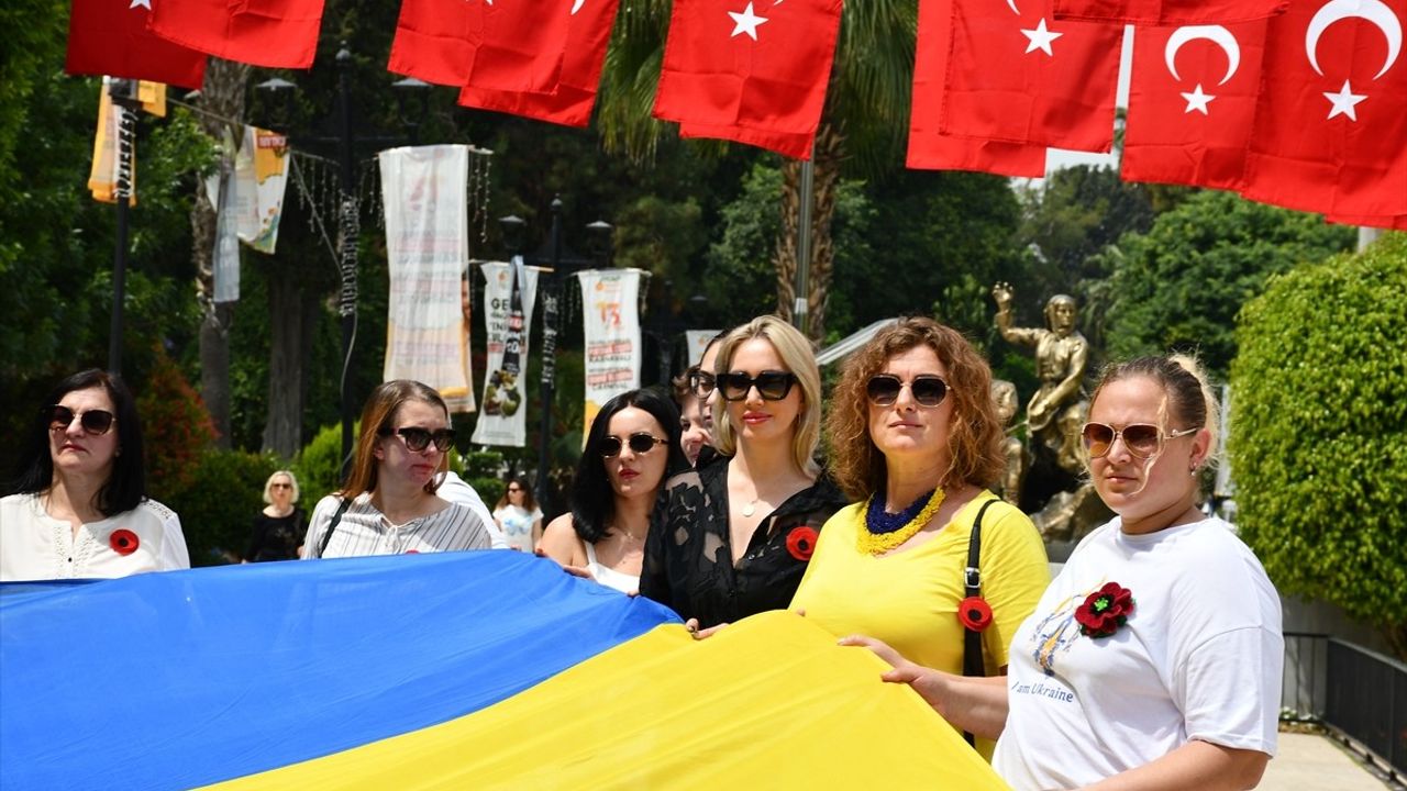Adana'daki Ukraynalılar 'Zafer Günü'nde Savaş Mağdurlarını Andı
