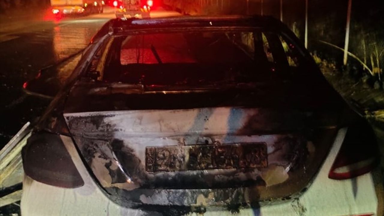 Adana'nın Ceyhan İlçesinde Seyir Halindeki Otomobil Yangın Çıkardı