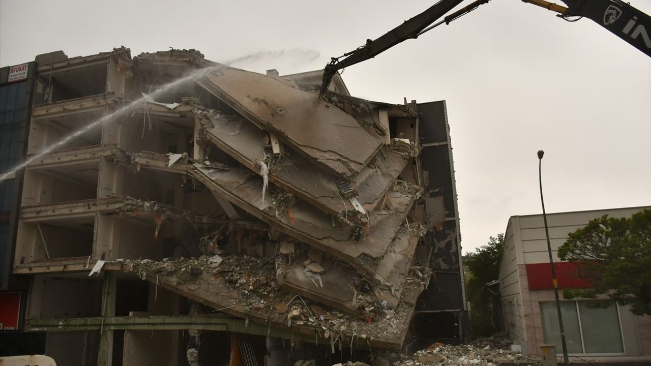 Adıyaman'da Depremzedelere Yönelik Ağır Hasarlı Binaların Yıkım Çalışmaları Devam Ediyor
