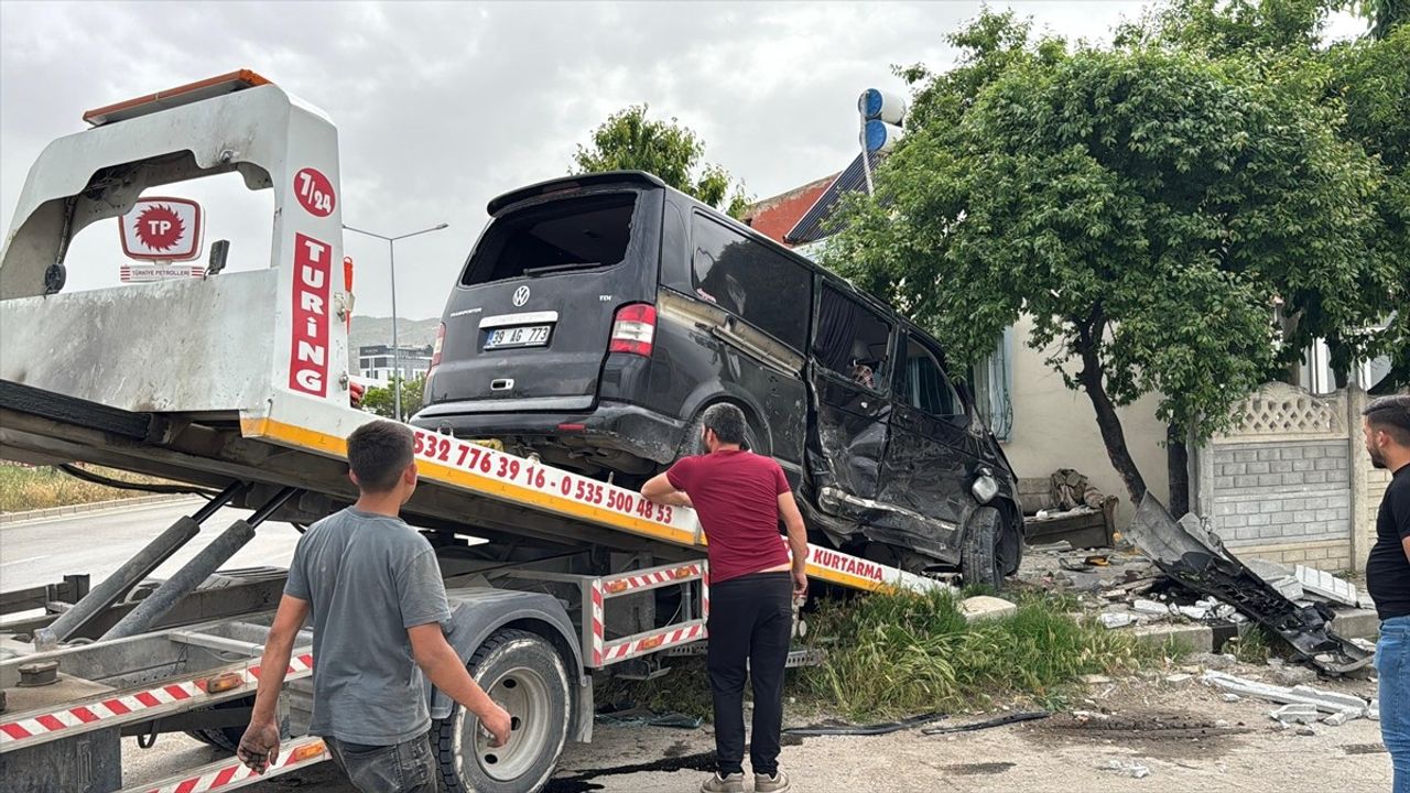 Afyonkarahisar'da Minibüs ile Kamyonet Çarpıştı: 9 Yaralı