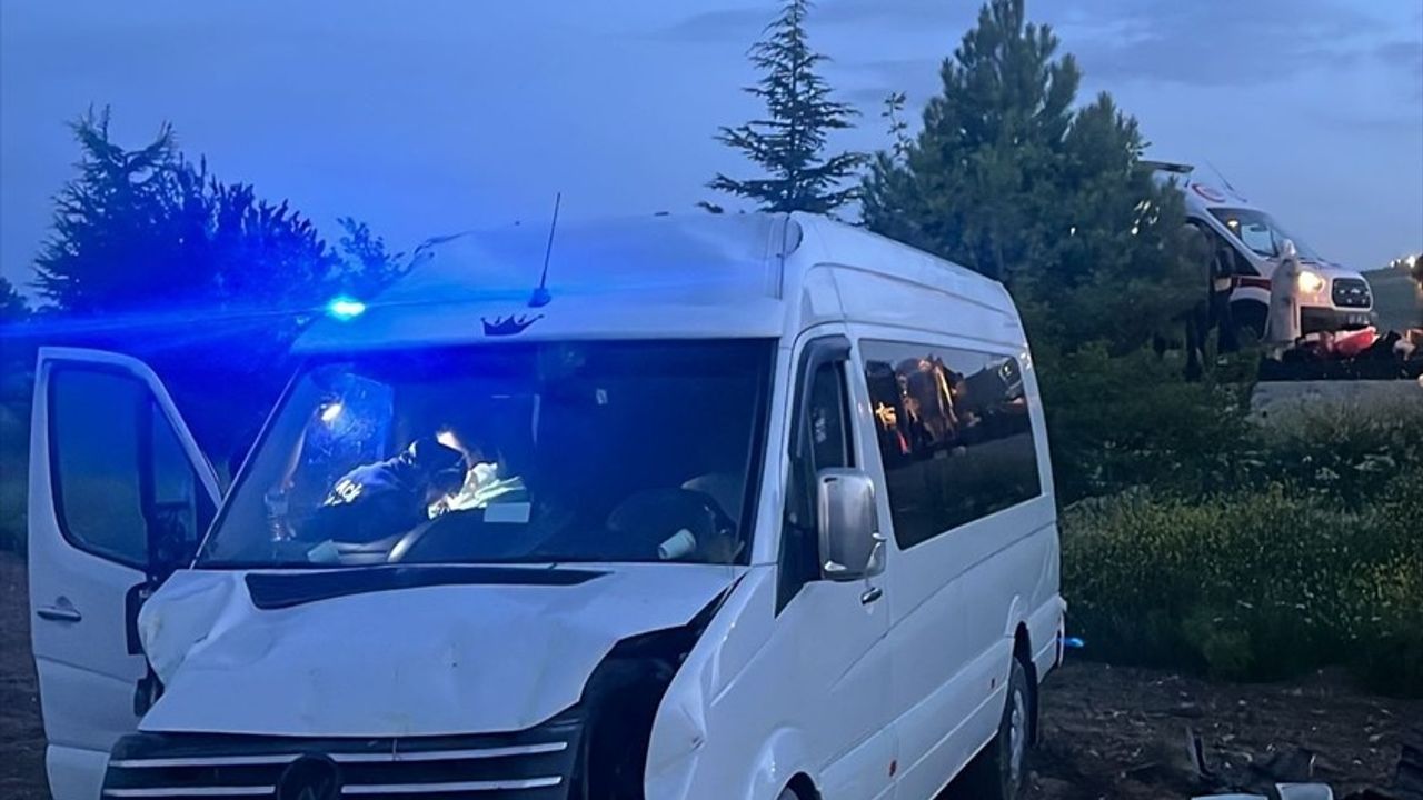 Afyonkarahisar'da Minibüs Kazasında 6 Kişi Yaralandı