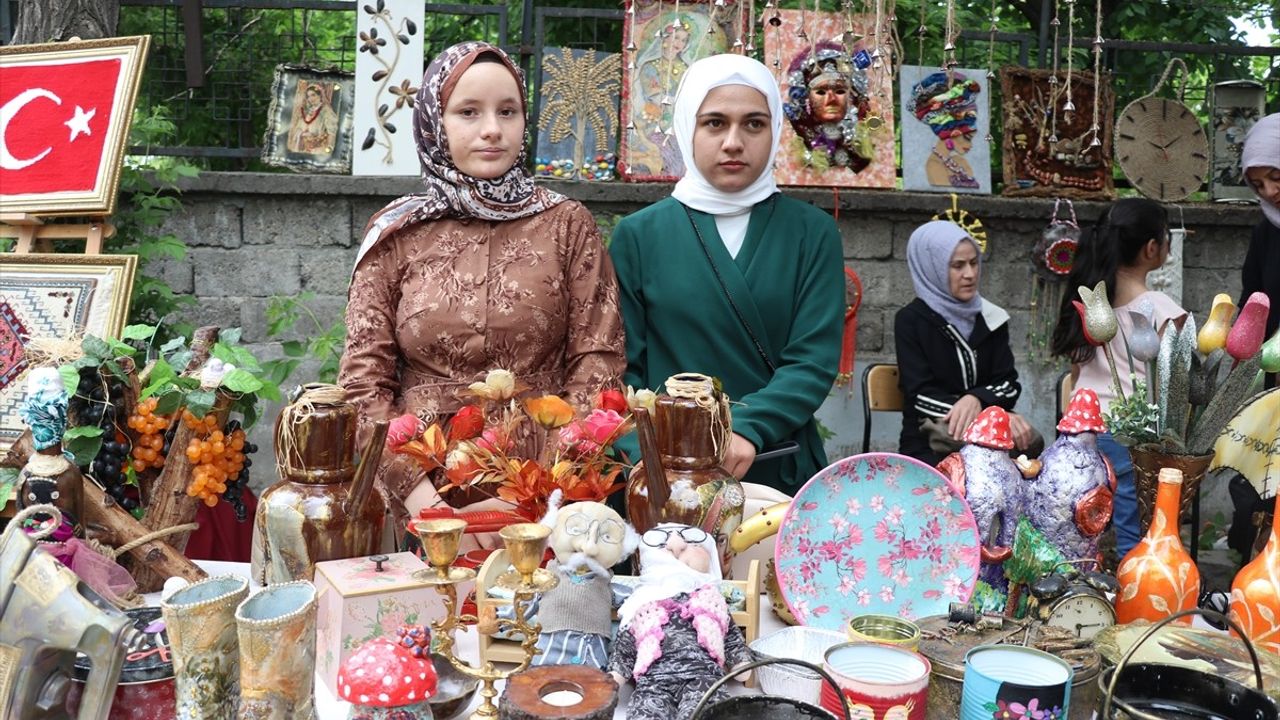 Ağrı'da Kursiyer Kadınların Atık Malzemelerden Dönüştürdüğü El Emeği Ürünler Sergilendi