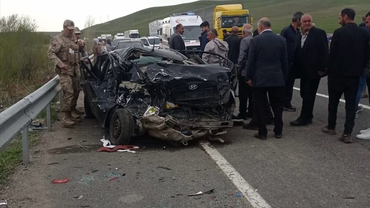 Ağrı'da Otomobilin Minibüse Çarpması Sonucu İki Kişi Hayatını Kaybetti