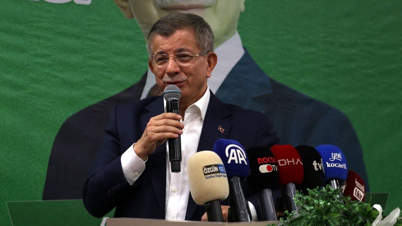 Ahmet Davutoğlu Kocaeli'de Anneler Günü Programına Katıldı