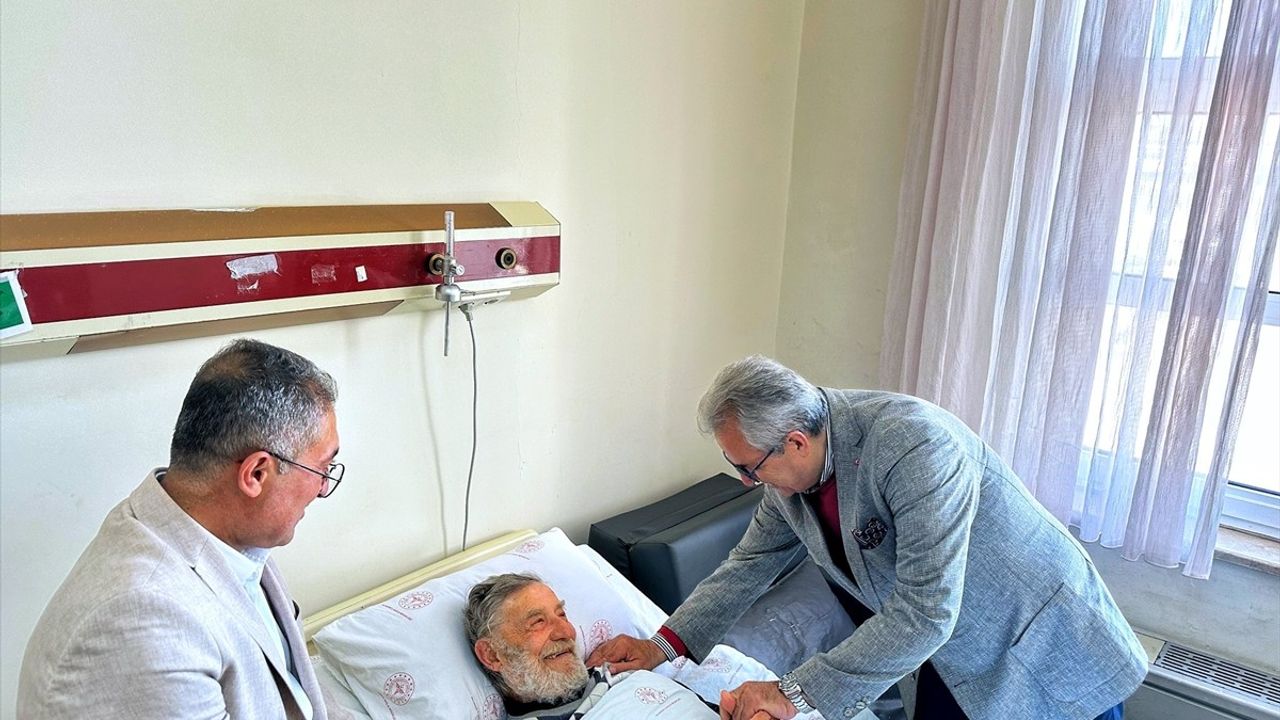 Ahmet Mekin, Kaldırımdan Düşerek Hastaneye Kaldırıldı