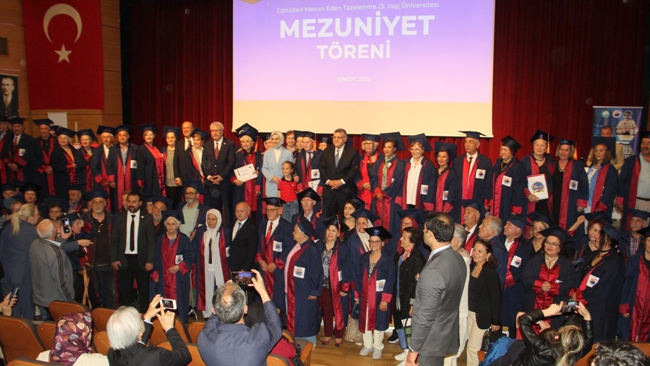 Aile ve Sosyal Hizmetler Bakanı Göktaş, Sinop'ta 3. Yaş Üniversitesi Mezuniyet Törenine Katıldı