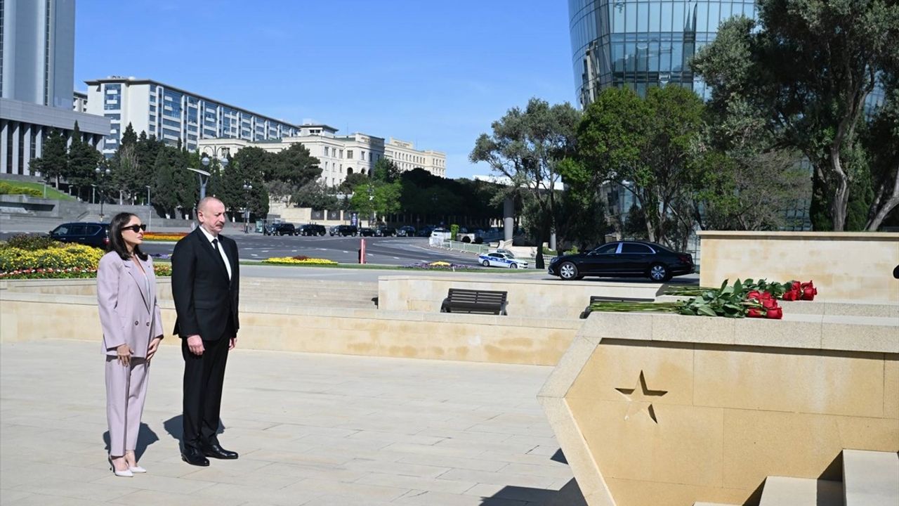 Aliyev, 2. Dünya Savaşı'nda Kazanılan Zaferi ve Azerbaycanlı Şehitleri Andı