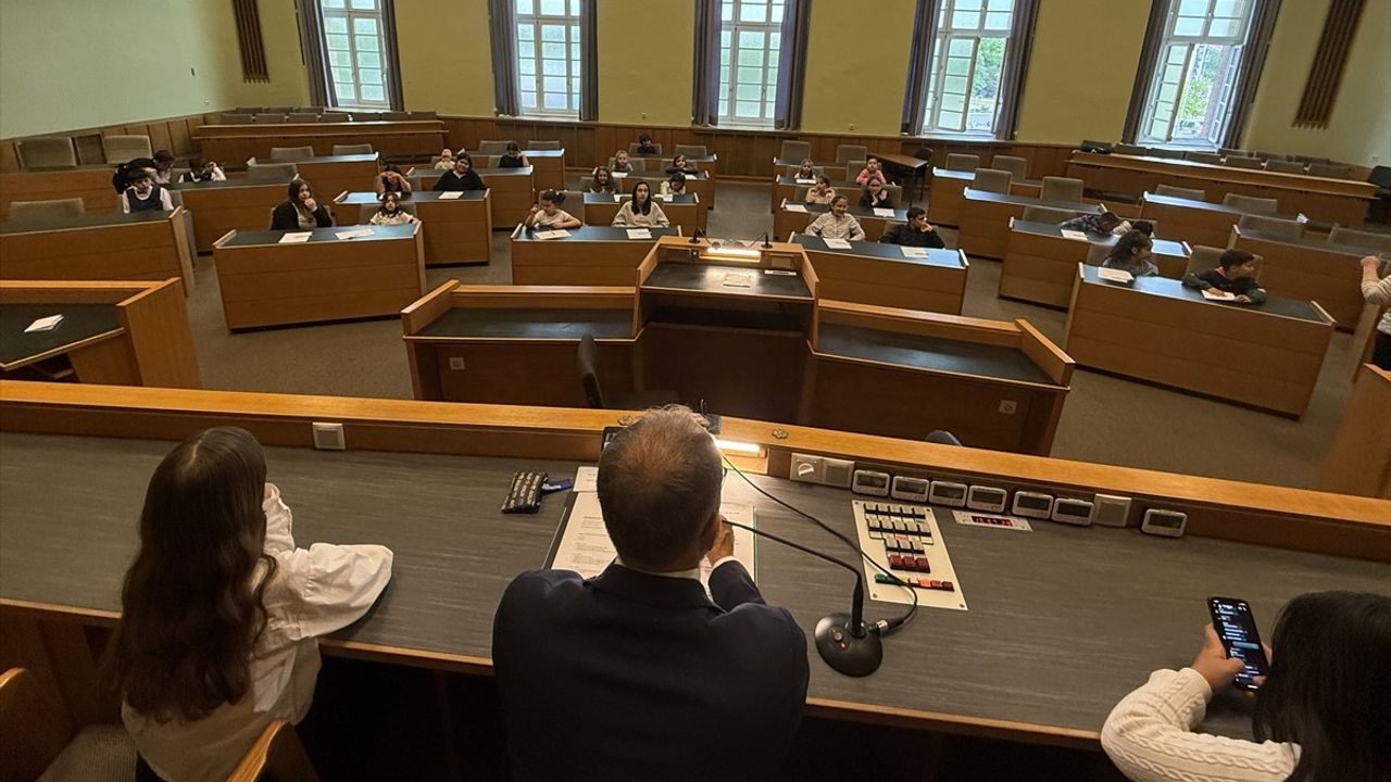 Almanya'da Eğitim Gören Göçmen Çocuklar, Belediye Meclisi'nde İlk Deneyimlerini Yaşadı