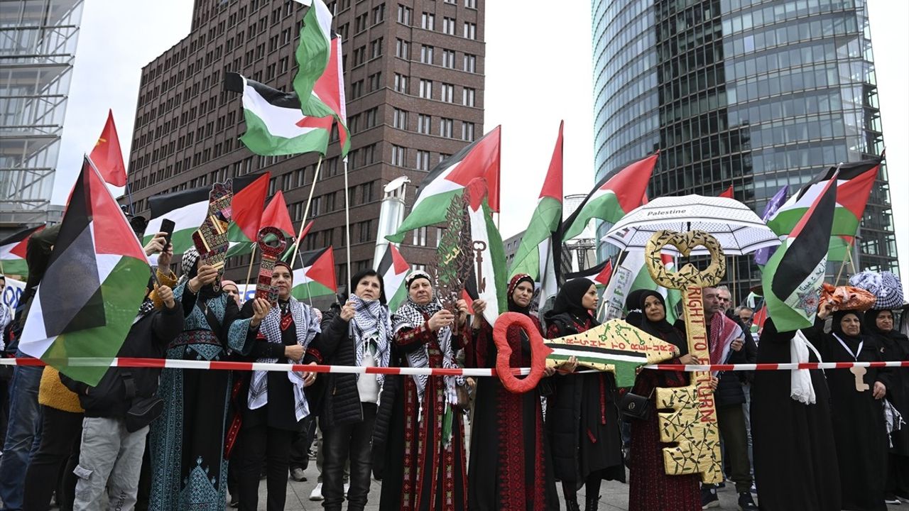 Almanya'da Nekbe'nin 77. Yılı Dolayısıyla Gazze Saldırıları Protesto Edildi