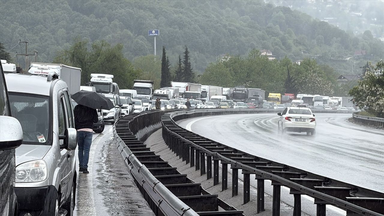 Anadolu Otoyolu'nda Devrilen Tır Ulaşımı Aksattı, Kaza Anı Görüntülendi