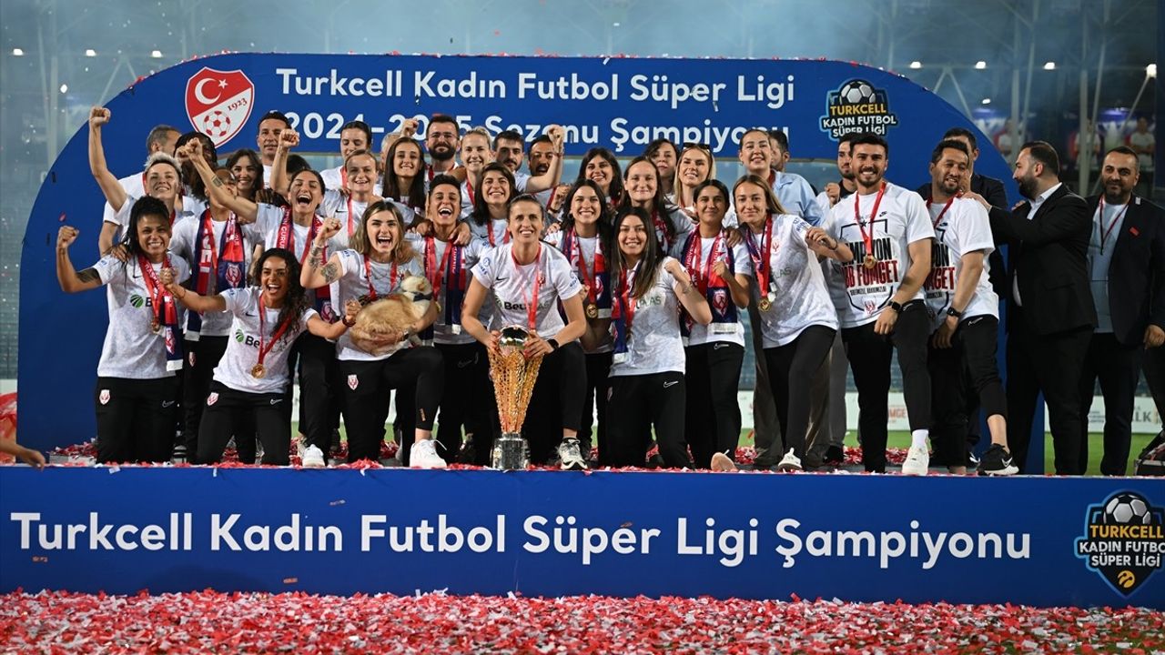 Ankara Büyükşehir Belediyesi FOMGET, 2024-2025 Kadın Futbol Süper Ligi'nde Şampiyonluk Kupasını Aldı