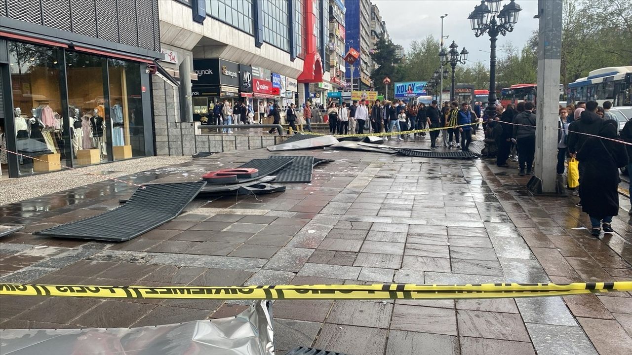 Ankara'da Fırtına ve Sağanak Yağış Hayatı Olumsuz Etkiledi