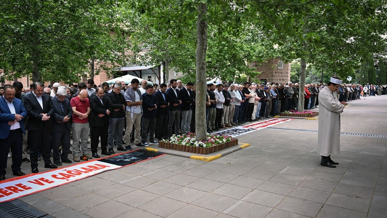 Ankara'da İHH Görevlileri İçin Gıyabi Cenaze Namazı Kılındı