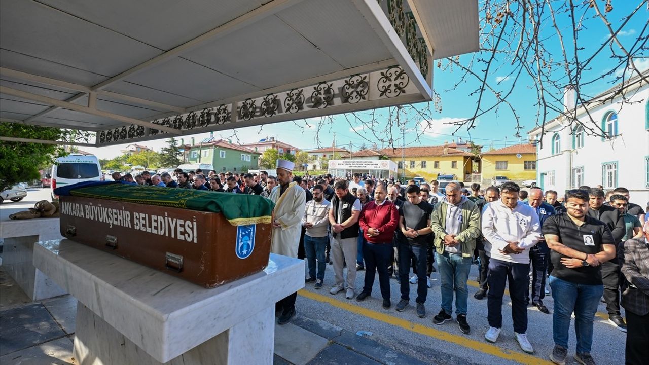 Ankara'da Komşusu Tarafından Öldürülen Kadının Cenazesi Defnedildi