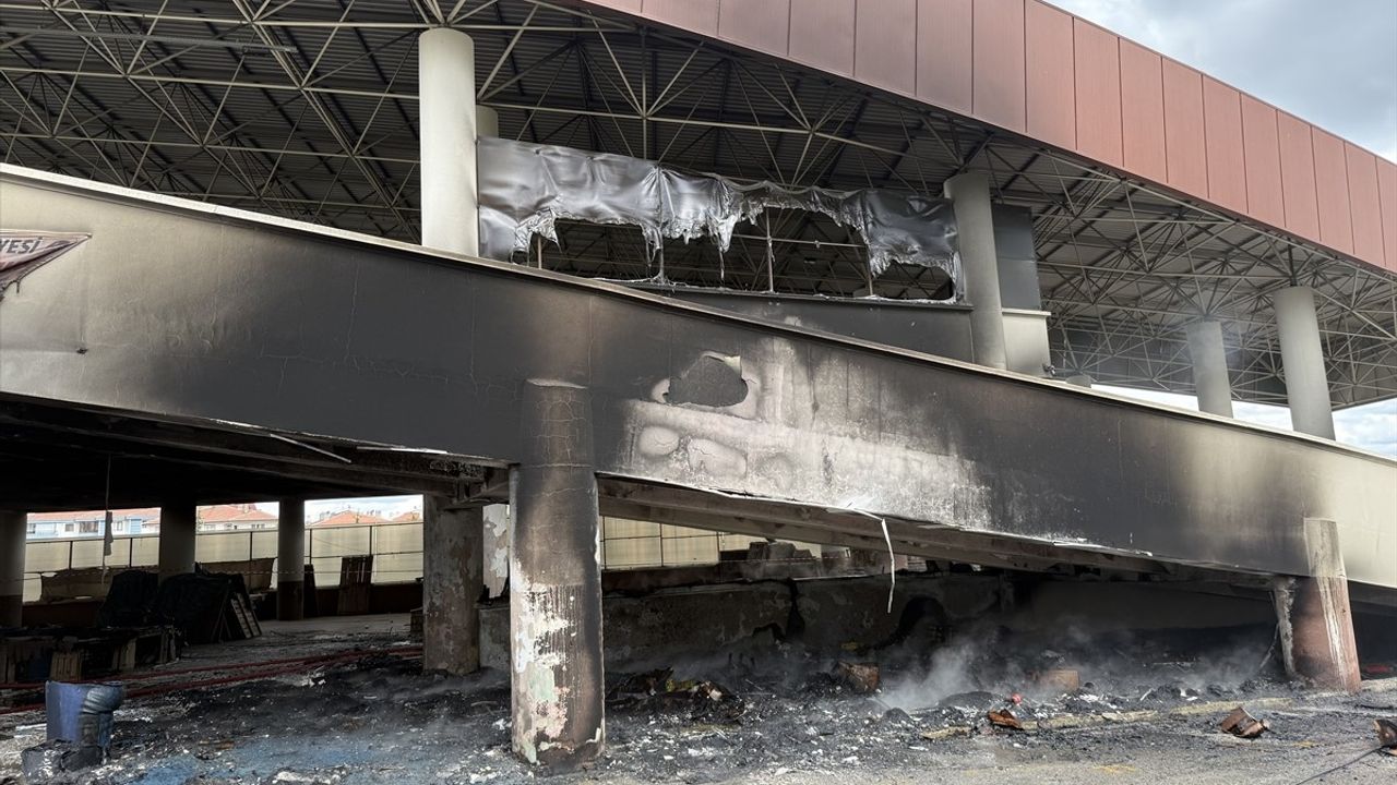 Ankara'nın Çubuk İlçesinde Halk Pazarında Yangın Çıktı