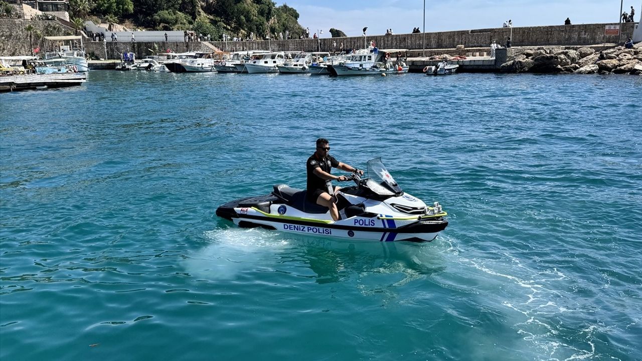 Antalya Açıklarında Yakıtı Biten Tekne Kurtarıldı