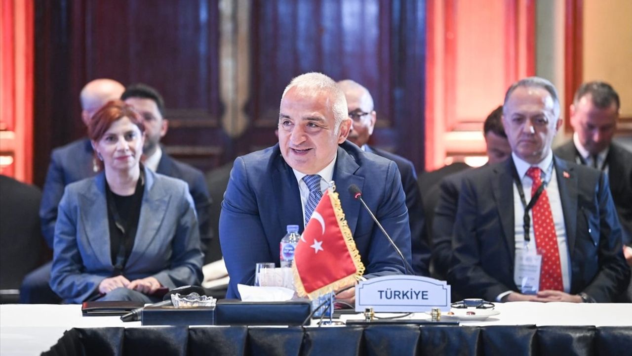 Antalya, D8 Yılın Turizm Şehri Ödülü'nü Kazandı