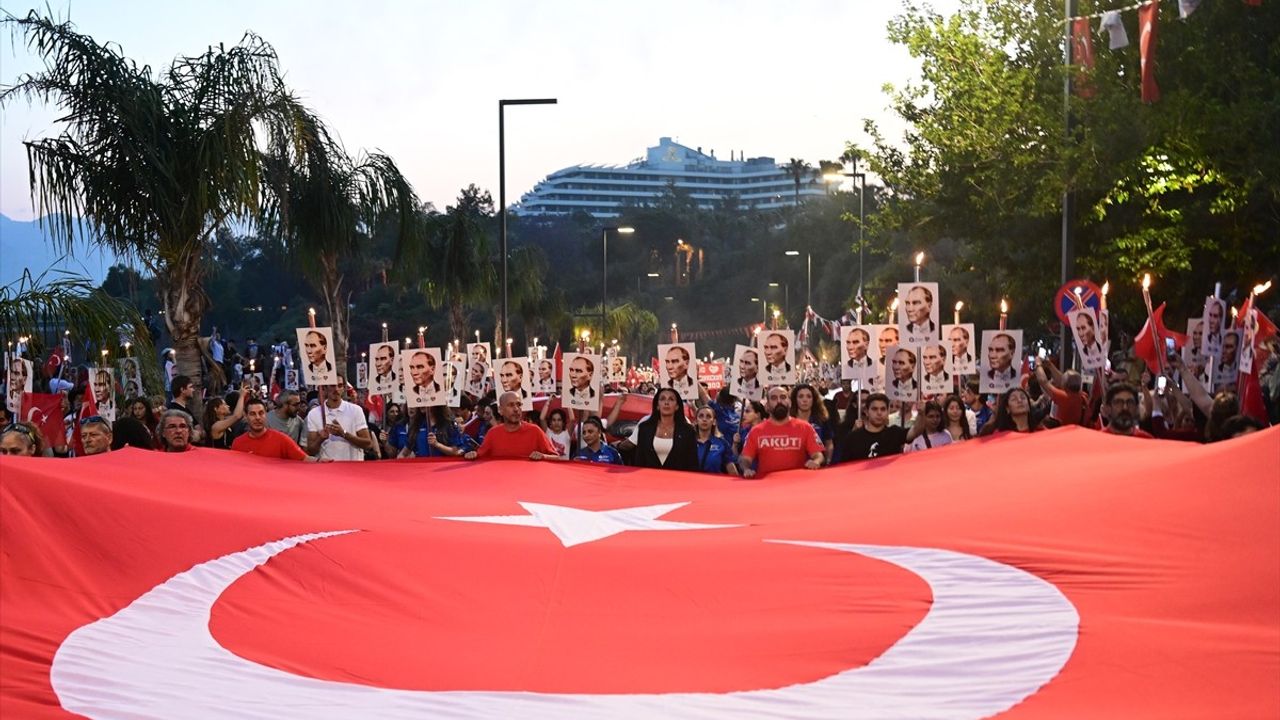 Antalya'da 19 Mayıs Bayramı Kutlamaları: Fener Alayı ve Konser Düzenlendi