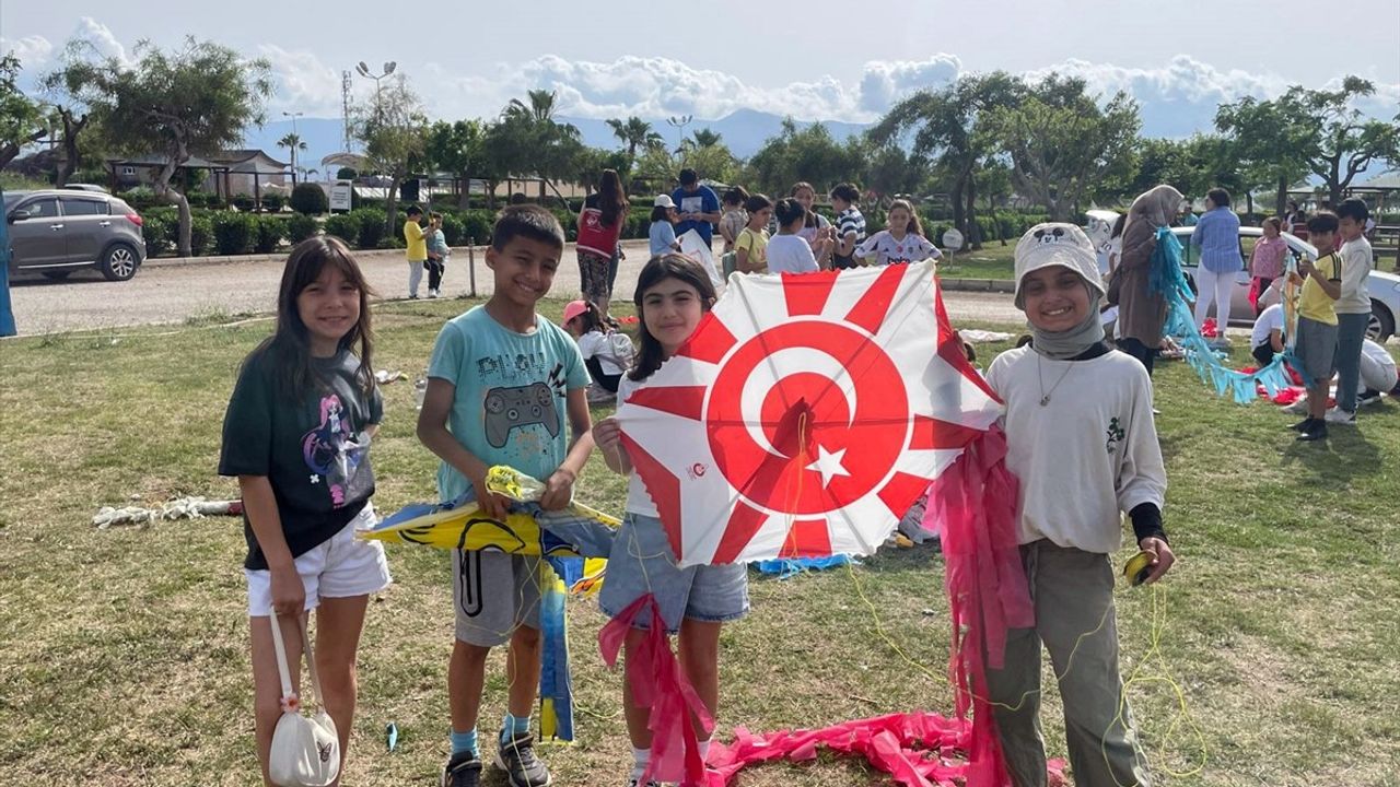 Antalya'da Aile Yılı Kapsamında Uçurtma Şenliği ve Boyama Etkinliği Düzenlendi