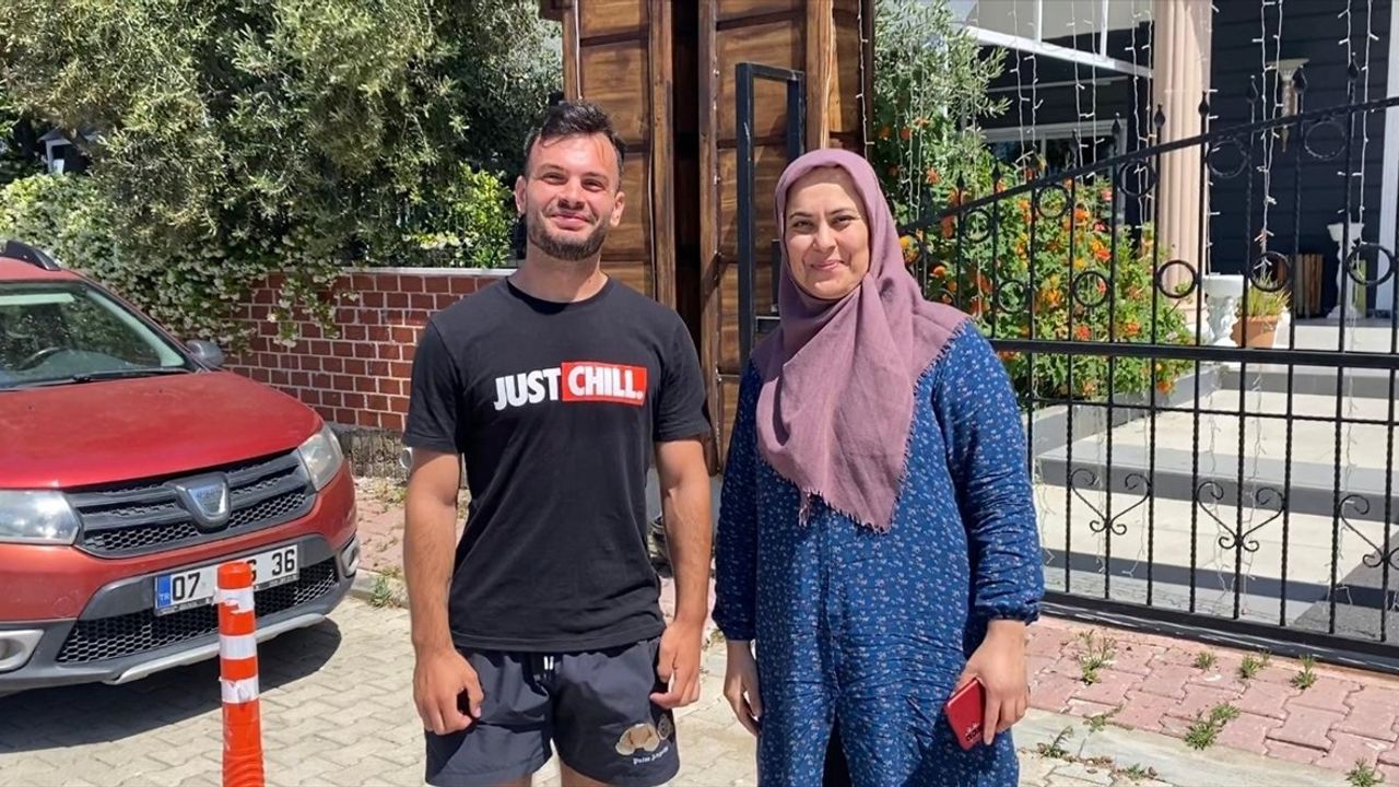 Antalya'da Moldova'lı Turist Bulduğu Cep Telefonunu Sahibine Teslim Etti