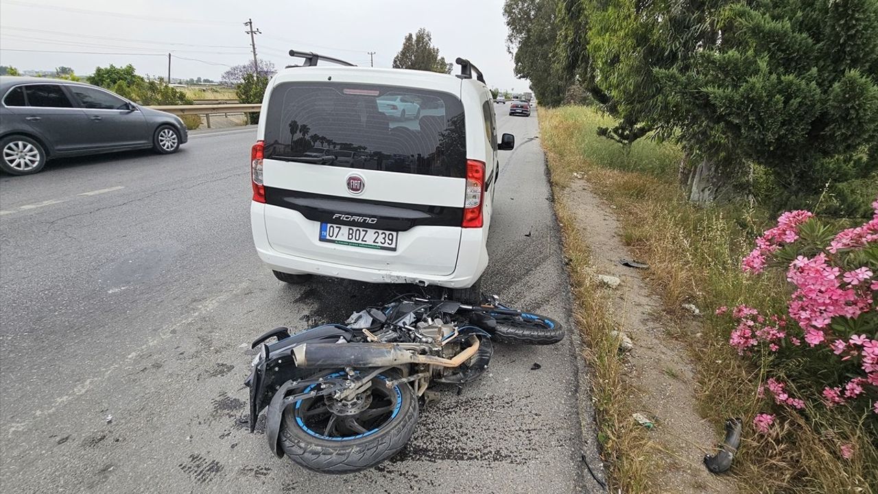 Antalya'da Motosiklet Kazası: Park Halindeki Araca Çarpan Sürücü Yaralandı