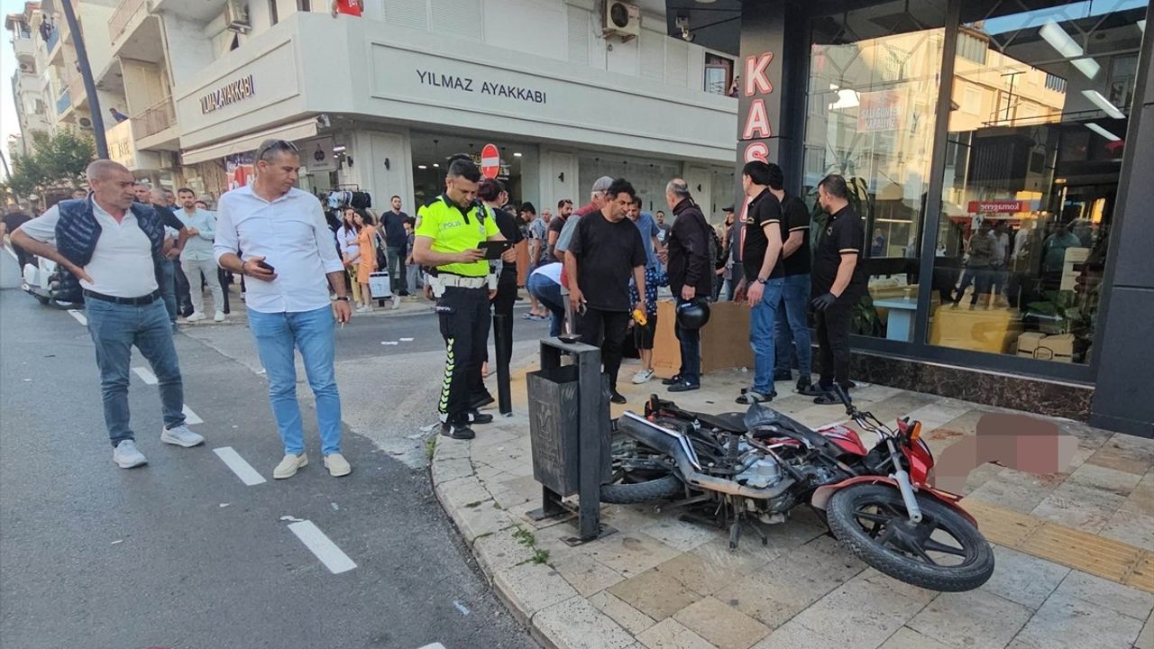 Antalya'da Motosiklet ve Servis Minibüsü Çarpışması: Genç Sürücü Hayatını Kaybetti