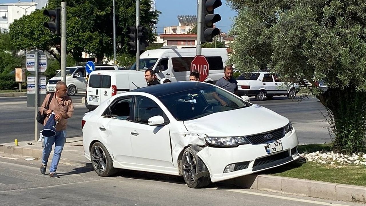 Antalya'da Motosikletli Polis Ekibine Çarpan Otomobil Kazası: 1 Yaralı